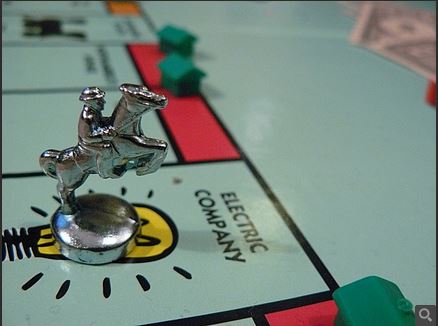 Les pièces de jeu de monopole signifient la croissance de la concurrence sur Internet