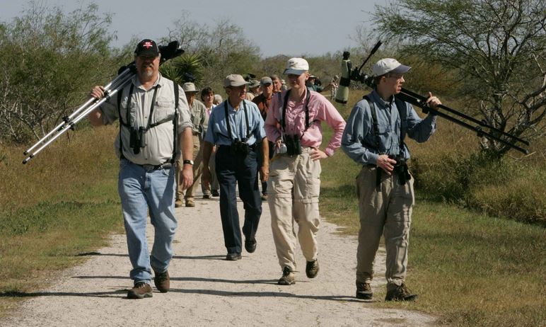 un groupe de photographes à la recherche de sujets à capturer sur pellicule