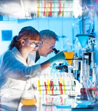 Faire des expériences en laboratoire.